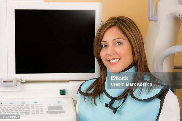 Schöne Hispanic Xray Techniker Am Arbeitsplatz Stockfoto und mehr Bilder von Röntgenassistent - Röntgenassistent, Krankenpflegepersonal, Lateinamerikanische Abstammung