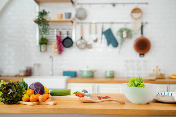 mesa de cocina con verduras y tabla de cortar para preparar ensalada. - mesa de preparación en la cocina fotografías e imágenes de stock