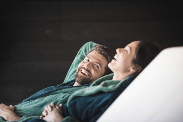 pareja en sillones - spa treatment health spa couple happiness fotografías e imágenes de stock