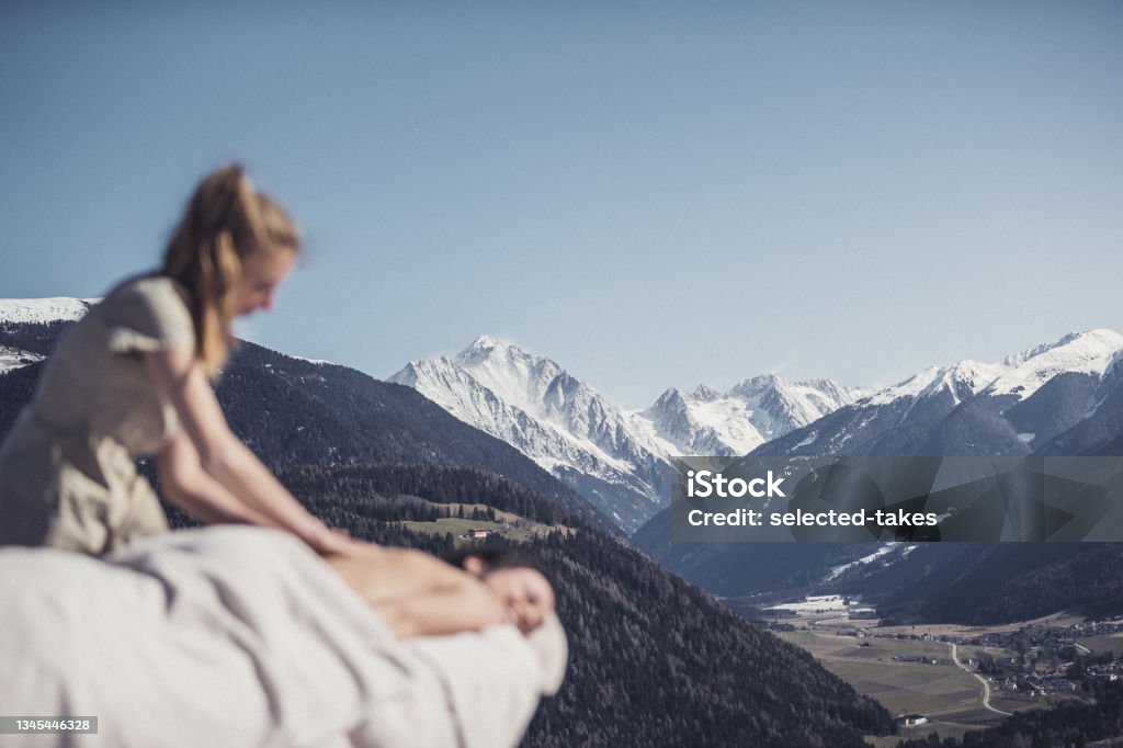 Mujer que recibe masaje - Foto de stock de Montaña libre de derechos