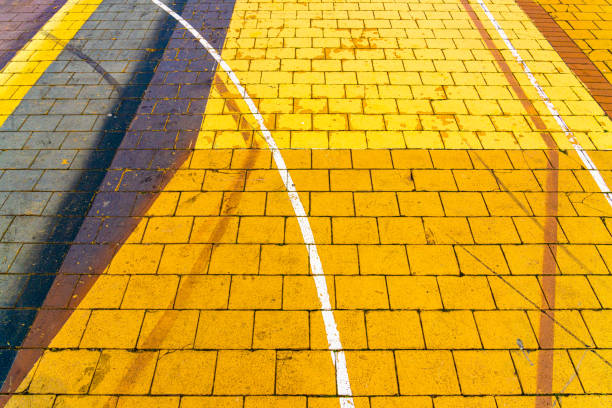 красочное уличное искусство на брусчатке - brick yellow road footpath стоковые фото и изображения