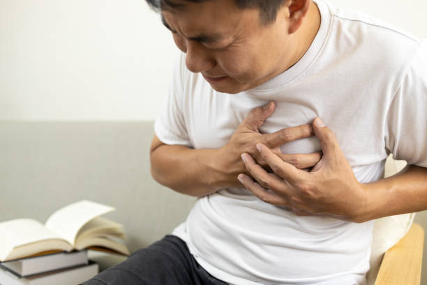 Asian middle-aged man touching his chest,suffocation and chest pain and tightness,sick male patient with heart or asthma attack,shortness of breath or panic disease problems with breathing,respiratory hombre asiático de mediana edad tocándose el pecho, asfixia y dolor y opresión en el pecho, paciente masculino enfermo con ataque cardíaco o de asma, dificultad para respirar o problemas de enfermedad de pánico con la respiración, respiratorio