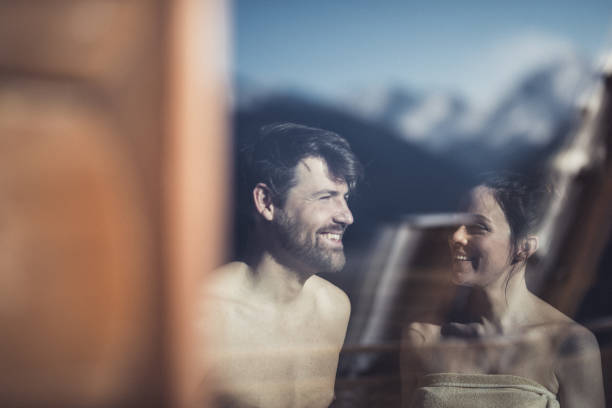 couple dans le sauna - health spa couple spa treatment towel photos et images de collection