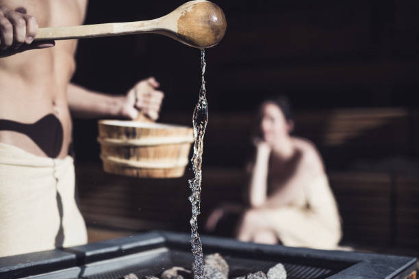 couple dans le sauna - health spa couple spa treatment towel photos et images de collection