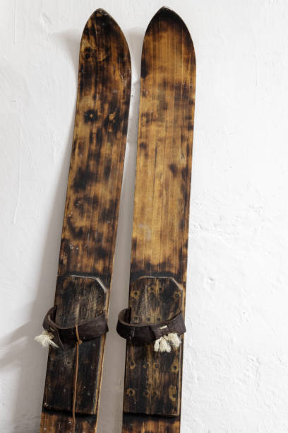 stand de skis en bois vintage près d’un mur blanc - ski old wood pair photos et images de collection