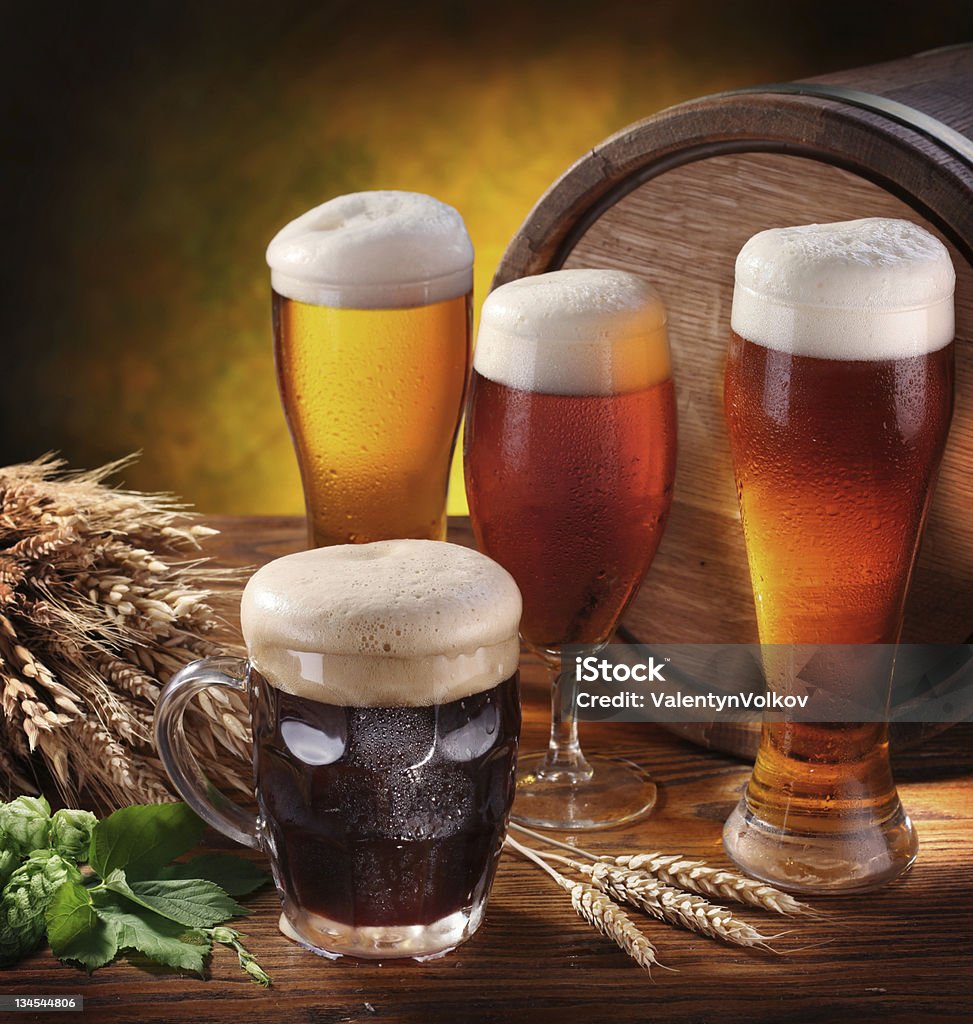 Martwa natura z szklanki piwa. - Zbiór zdjęć royalty-free (Alkohol - napój)