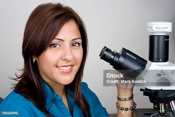 Schöne Hispanic Student Auf Der Suche Durch Mikroskop Stockfoto und mehr Bilder von Bildkomposition und Technik