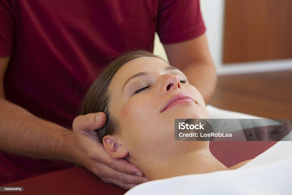 Neck- e massagem na cabeça de uma mulher jovem - Foto de stock de Massagem de Cabeça royalty-free