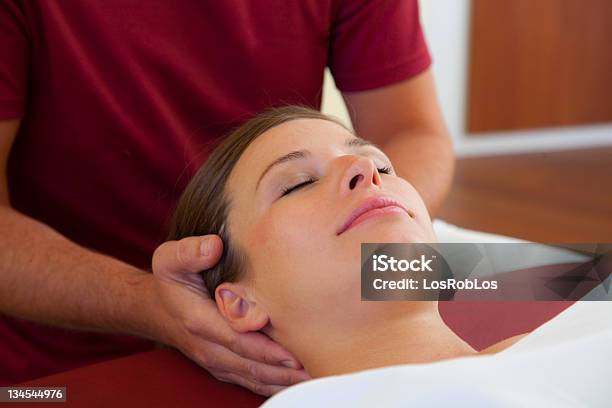 Foto de Neck E Massagem Na Cabeça De Uma Mulher Jovem e mais fotos de stock de Massagem de Cabeça - Massagem de Cabeça, Adulto, Amimar