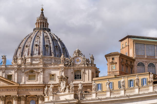 바티칸의 미켈란젤로 돔이 있는 성 베드로 대성당의 장엄한 외관의 디테일 - vatican dome michelangelo europe 뉴스 사진 이미지