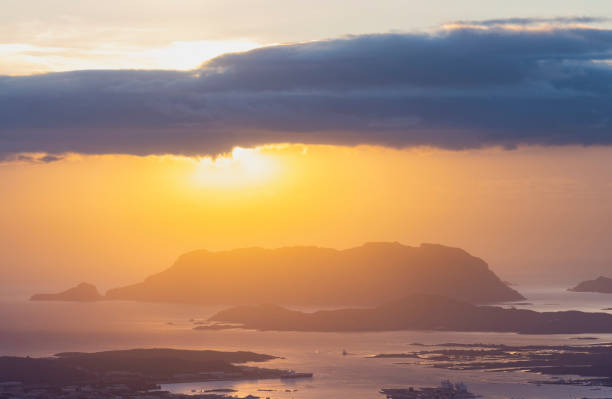 vista de cima, deslumbrante nascer do sol durante um dia nublado com a cidade de olbia, o golfo homônimo e a ilha tavolara à distância. vista panorâmica de monte pino, sardenha, itália. - city of sunrise bay mountain peak cloud - fotografias e filmes do acervo