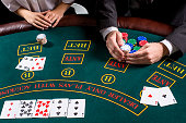 paar-beim-pokern-am-tisch.jpg?b=1&s=170x170&k=20&c=eFtPqvhyh2t67uEkNzlE3Q1nZp9OMb7rbufD6xktyKk=