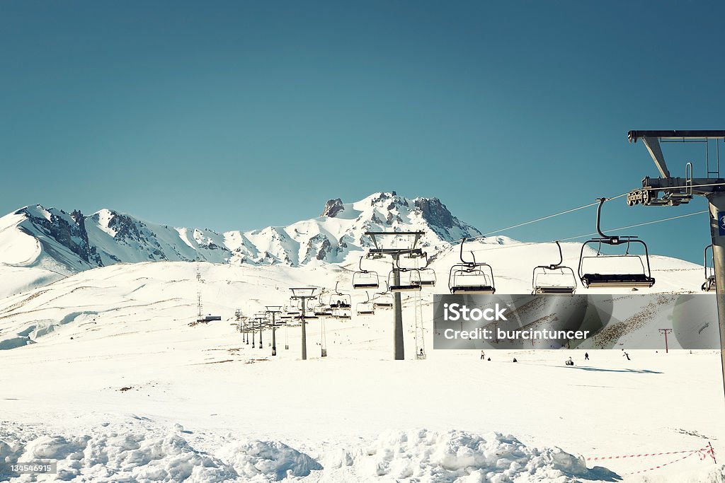 Schneebedeckten Gipfel des ski centre mit Liften - Lizenzfrei Berg Erciyes Stock-Foto