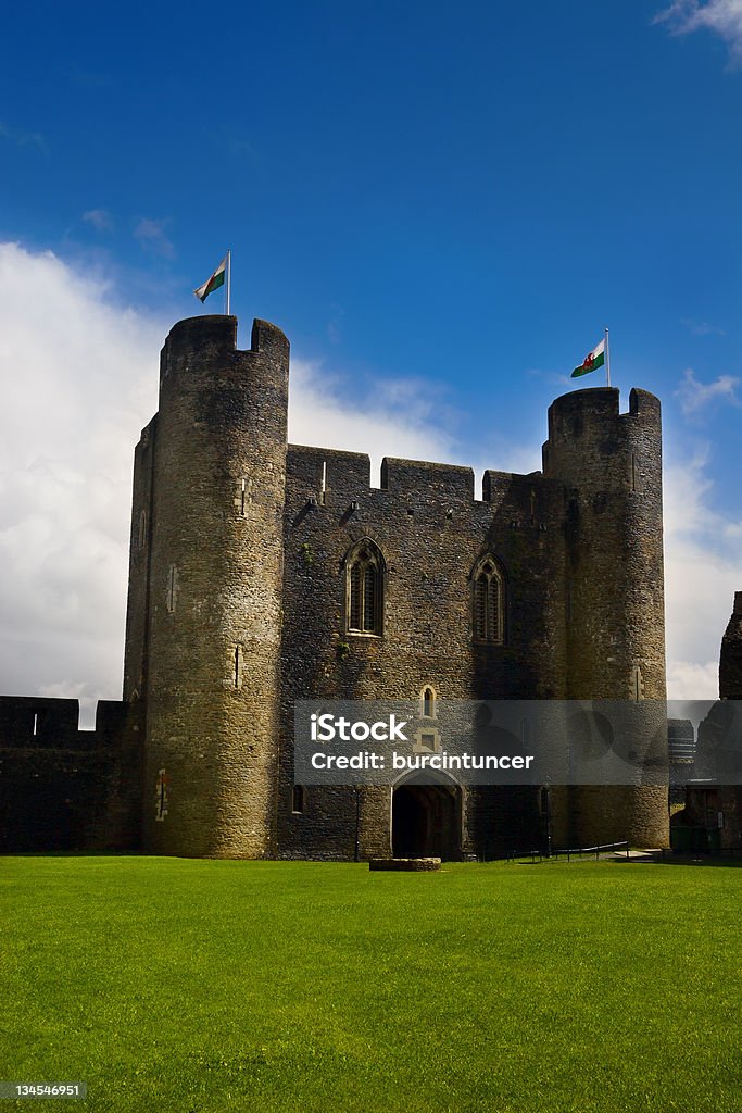 Dziedziniec z Caerphilly Zamkowy z Welsh flags - Zbiór zdjęć royalty-free (Zamek Caerphilly)