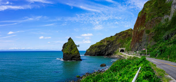 tateiwa est un superbe point de vue sur la ligne echigo nanaura seaside (quartier nishikan, ville de niigata, préfecture de niigata) - niiagata photos et images de collection