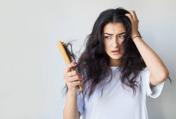 les femmes ont les cheveux abîmés et cassés, les cheveux perdus, le concept de problème sec. - cheveux ou poils photos et images de collection