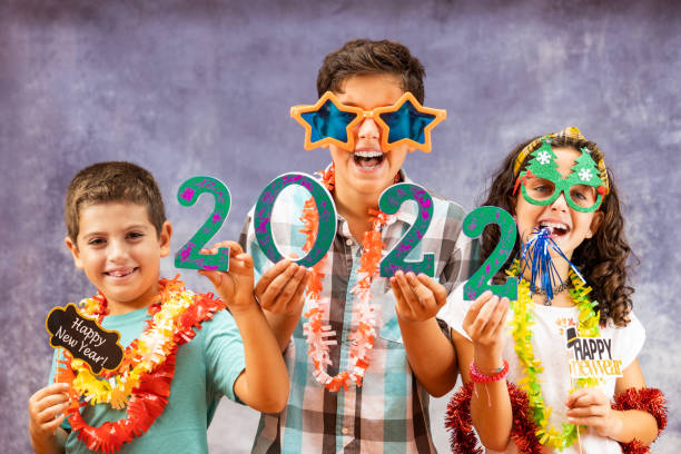 tre bambini che festeggiano il capodanno. 2022! - 6 7 years little girls child portrait foto e immagini stock