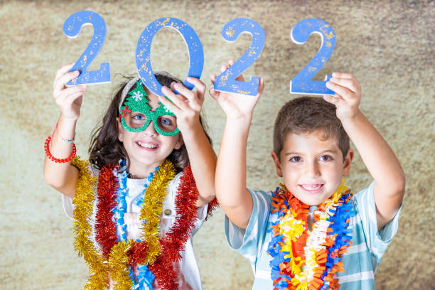 tres niños celebrando la víspera de año nuevo. 2022! - 7 10 years fotografías e imágenes de stock