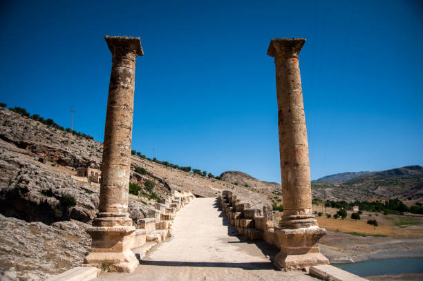 pont severan (cendere), mont nemrut et adiyaman, pont historique construit pendant la période romaine. - nemrud dagh mountain turkey history photos et images de collection