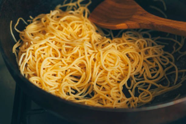 photo de quelques pâtes spaghetti cuites dans une casserole. - macaroni cheese food staple casserole photos et images de collection