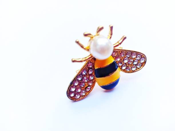 insignia de alfiler en forma de abeja - brooch gold jewelry old fashioned fotografías e imágenes de stock