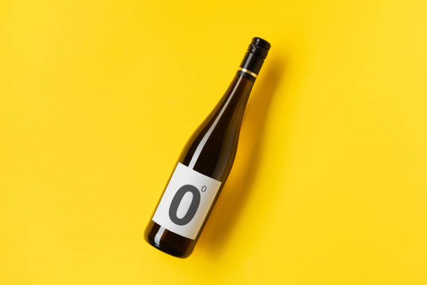 butelka bezalkoholowego czerwonego białego wina na żółtym tle - wine cork white wine grape zdjęcia i obrazy z banku zdjęć