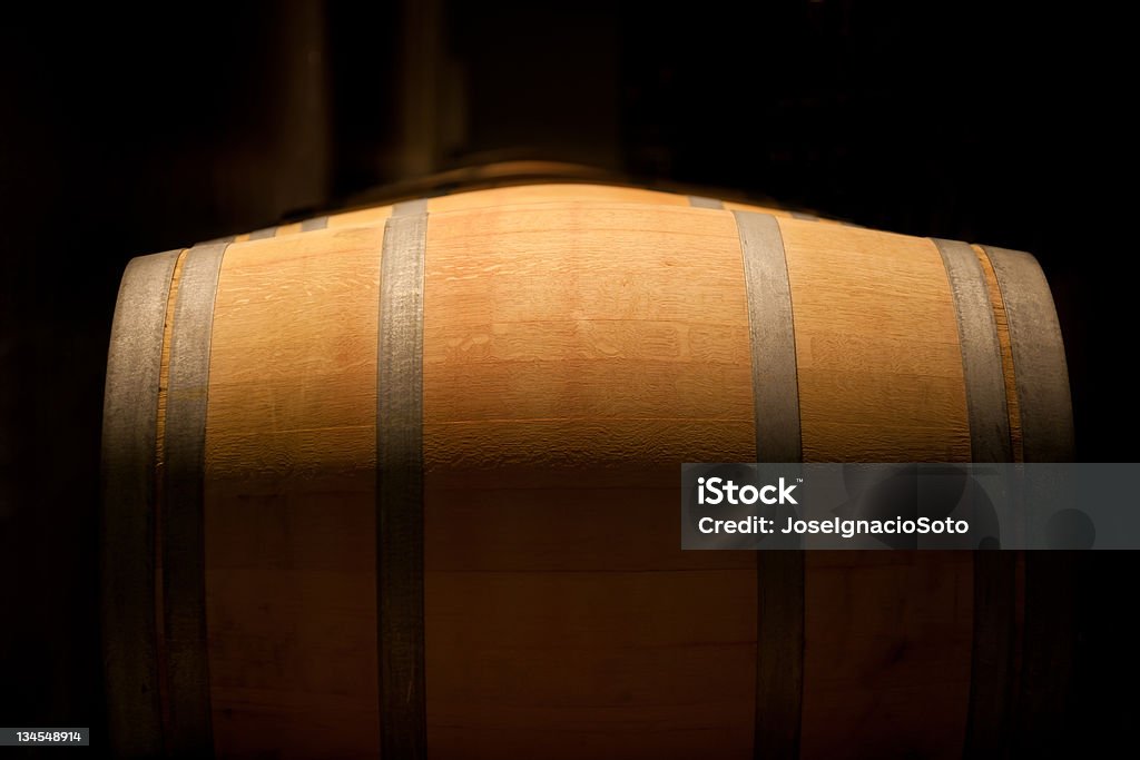 Cilindro de vinos en una bodega de antigüedad - Foto de stock de Anticuado libre de derechos