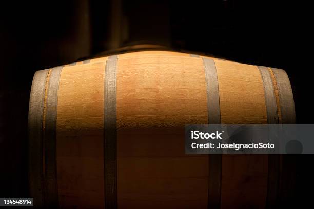 Cilindro De Vinos En Una Bodega De Antigüedad Foto de stock y más banco de imágenes de Anticuado - Anticuado, Barrica, Barril