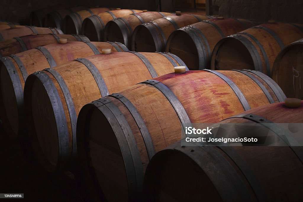 Barriles de vino en bodega de antigüedad - Foto de stock de Agricultura libre de derechos