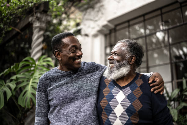 집에서 서로를 바라보는 두 형제 - senior adult african descent men black 뉴스 사진 이미지