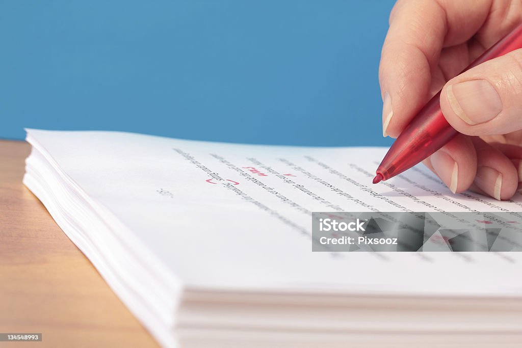 Hand mit roten Stift Korrekturlesen ein Manuskript - Lizenzfrei Korrekturlesen Stock-Foto