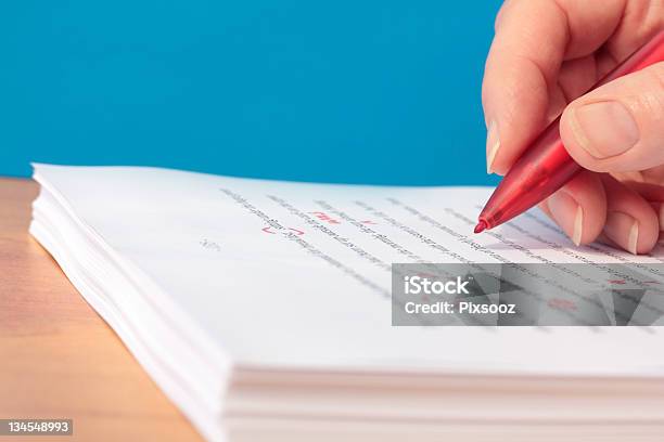 Hand Mit Roten Stift Korrekturlesen Ein Manuskript Stockfoto und mehr Bilder von Korrekturlesen - Korrekturlesen, Rot, Stift