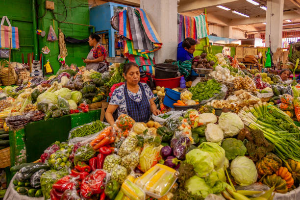 グアテマラシティマーケットで野菜と果物をたっぷり - グアテマラ 写真 ストックフォトと画像