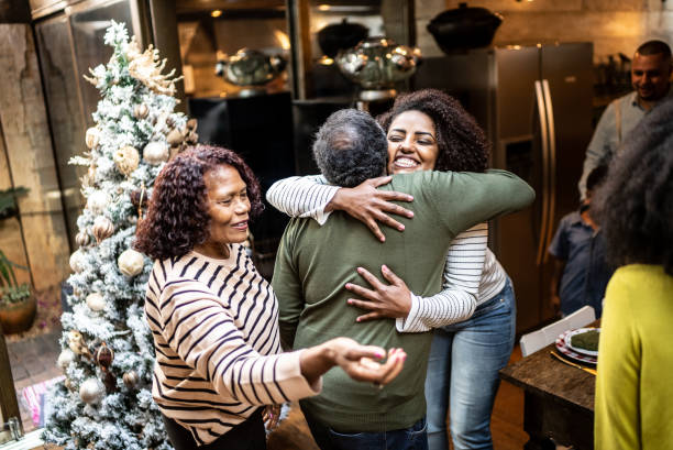 mujer abrazando a su padre en navidad en casa - home interior arrival father family fotografías e imágenes de stock