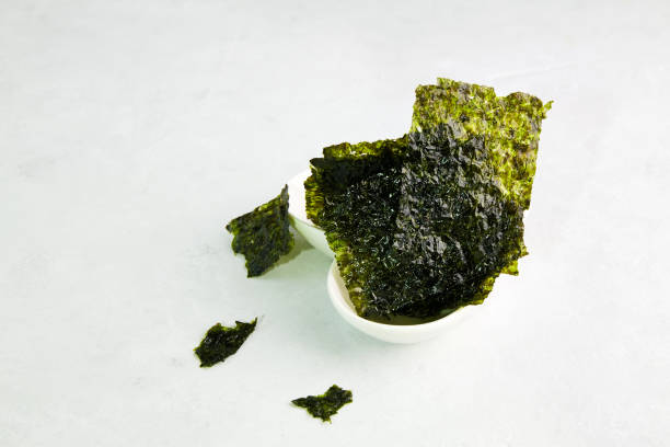 crispy nori seaweed on bowl. - sushi food vegetarian food japanese cuisine imagens e fotografias de stock