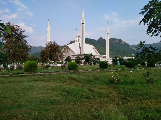 istock Faisal Mosque in front of Margala Hills 1345496493