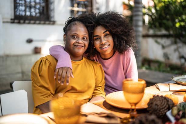 retrato de irmãs abraçando na hora do almoço em casa ao ar livre - incluindo mulher com necessidades especiais - sister - fotografias e filmes do acervo