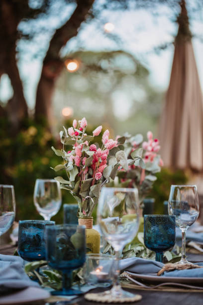 말린 꽃다발에 선택적 초점을 맞춘 어두운 갈색 나무 테이블에 청록색 색조의 아름다운 웨딩 장식 - wedding reception fine dining table restaurant 뉴스 사진 이미지