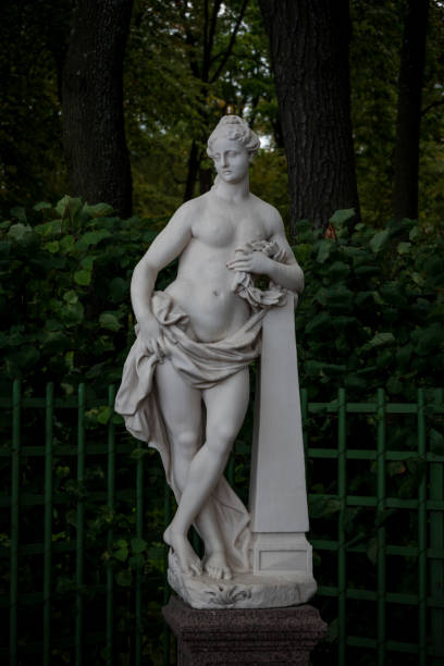 escultura de mármol de la diosa de la gloria por pietro baratta en summer garden - buratta fotografías e imágenes de stock