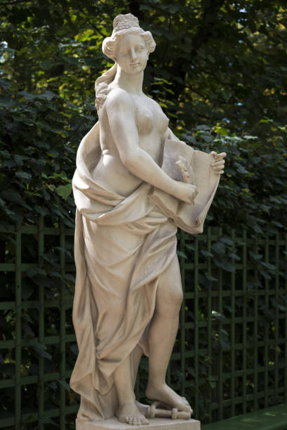 estatua de mármol de la misericordia (clementia) por pietro baratta en summer garden - buratta fotografías e imágenes de stock