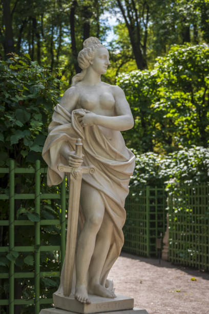 estatua de mármol de la justicia por pietro baratta en summer garden - buratta fotografías e imágenes de stock