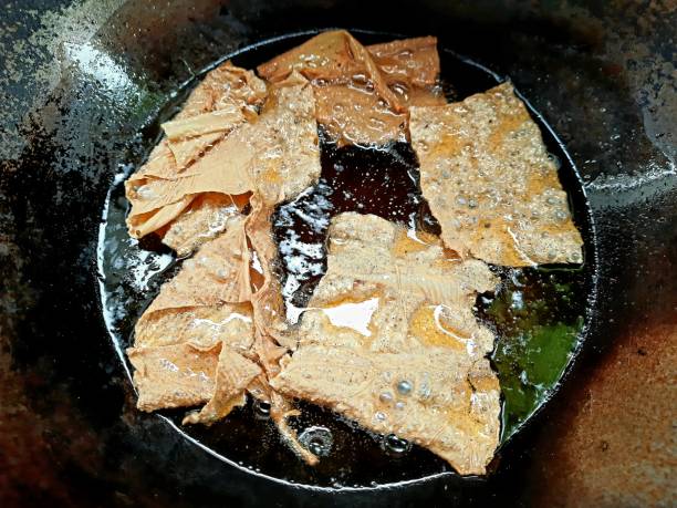 smażenie skórki tofu (yuba) w oleju spożywczym. - tofu skin zdjęcia i obrazy z banku zdjęć