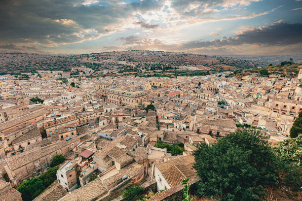 scicli en sicilia vista urbana - scicli fotografías e imágenes de stock