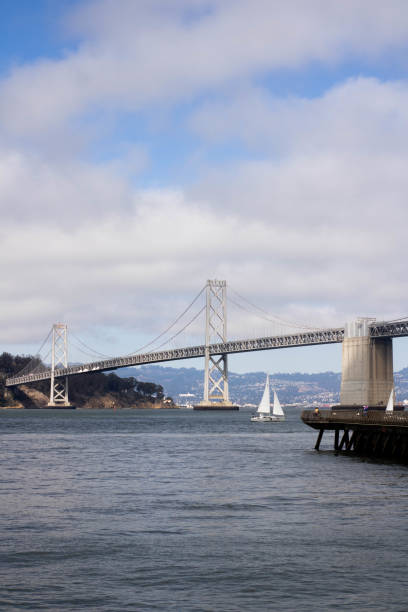 oakland bridge blick von der bay area san francisco kalifornien sommer - golden gate bridge san francisco county san francisco bay bay stock-fotos und bilder