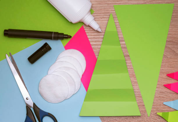 istock DIY, step by step craft of Christmas decorations 1345529577