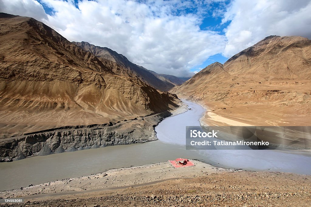 Confluenza dei fiumi Zanskar e Indo. Himalaya - Foto stock royalty-free di Acqua