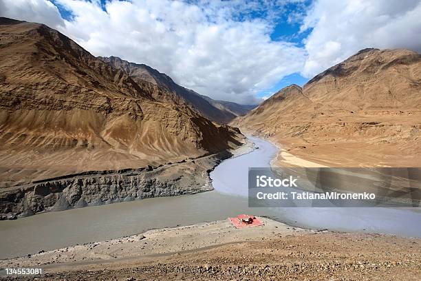 Confluenza Dei Fiumi Zanskar E Indo Himalaya - Fotografie stock e altre immagini di Acqua - Acqua, Riunione, Ambientazione esterna