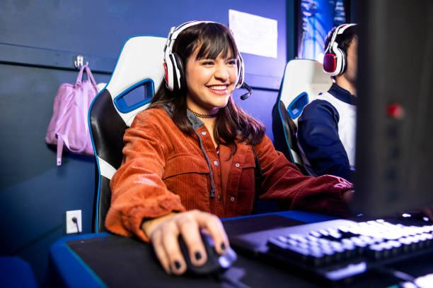 female gamer playing esports - gamer imagens e fotografias de stock