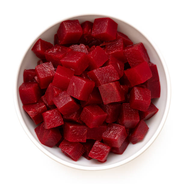 barbabietola tritata cotta. - beet common beet isolated red foto e immagini stock