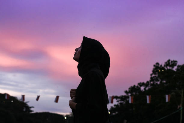 mujeres asiáticas con hiyab de pie disfrutando en un parque de la ciudad - kalimantan fotografías e imágenes de stock